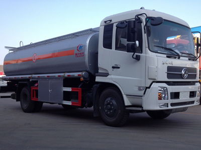 東風(fēng)商用車小三軸運油車 19.6噸 滁州運輸?shù)膶I(yè)選擇